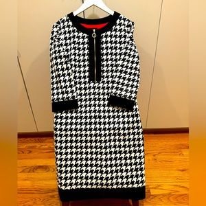 Black/White houndstooth Tahari mid knee length - Lined, Comfortable. Size 12